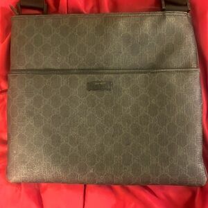 I’m selling a black Gucci tote bag